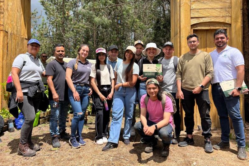 Empresas del Oriente antioqueño siembran árboles nativos para mejorar la  conectividad biológica en el DRMI San Miguel